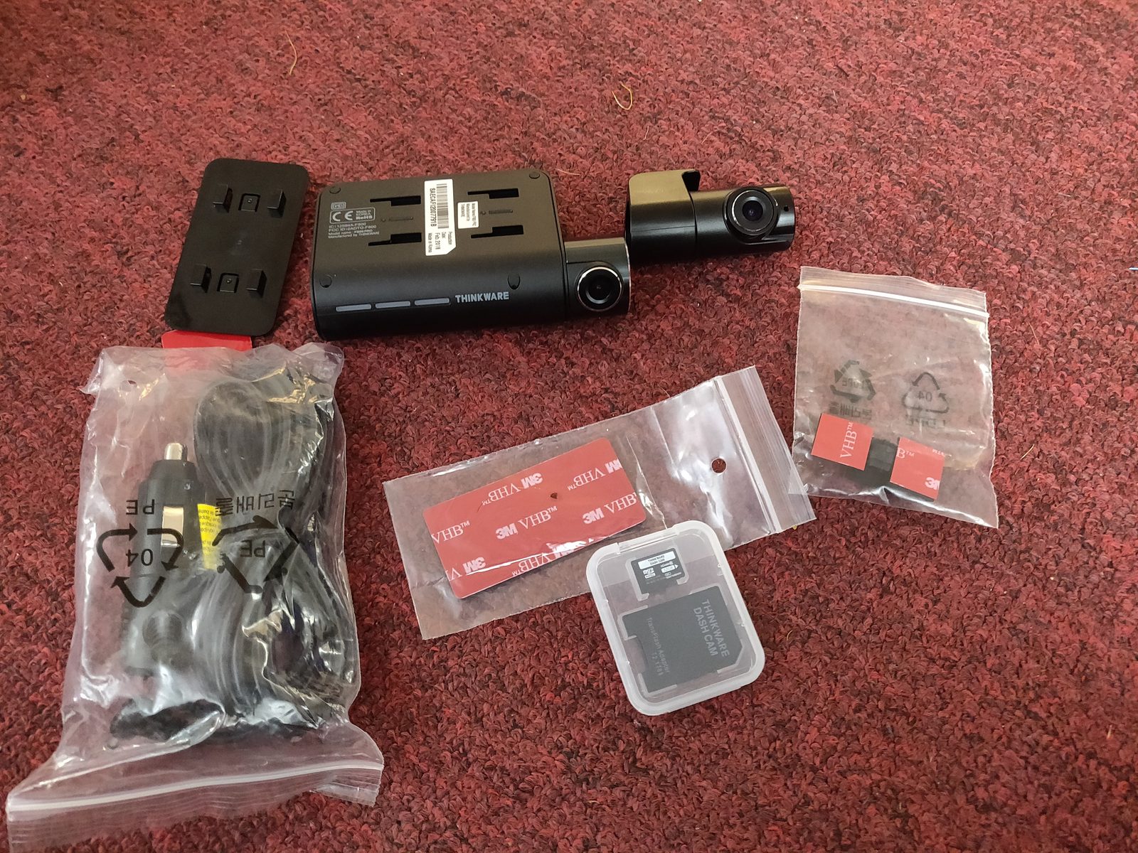 The Thinkware F800 Pro two-channel kit: front unit, rear camera, mount, and wiring.